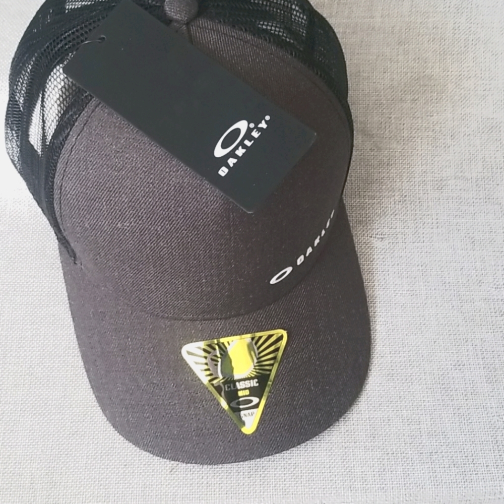 Oakley NWT hat